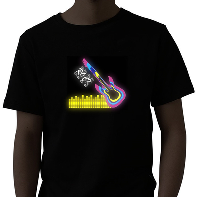 A luz acima da música ativou a camisa de T com pares do painel do EL