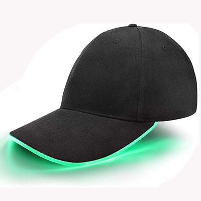 Os bonés de beisebol instantâneos do diodo emissor de luz do fulgor iluminam acima o chapéu para o desempenho de Hip Hop