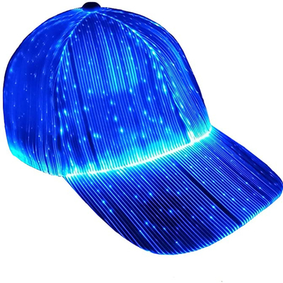 O diodo emissor de luz da fibra ótica ilumina-se acima dos chapéus que de basebol o um tamanho unisex cabe toda