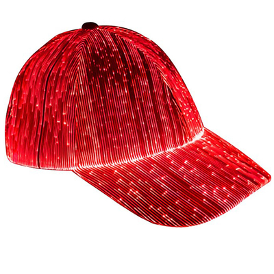 A fibra ótica conduzida de incandescência luminosa dos bonés de beisebol ilumina acima os chapéus recarregáveis