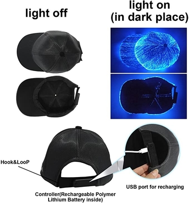 A fibra ótica conduzida de incandescência luminosa dos bonés de beisebol ilumina acima os chapéus recarregáveis