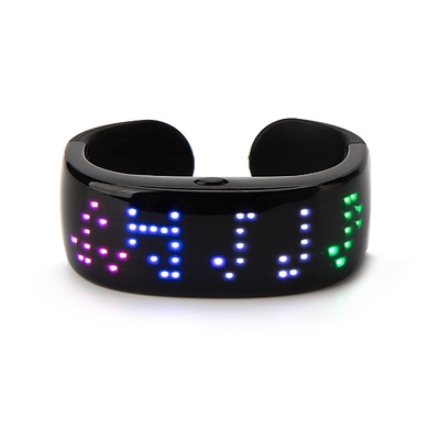 O APP controla o bracelete que de controle remoto do diodo emissor de luz USB programável recarrega