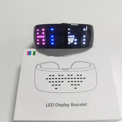 O APP controla o bracelete que de controle remoto do diodo emissor de luz USB programável recarrega